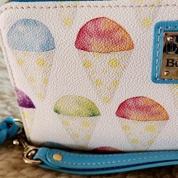 NWT Dooney & Bourke Snow Cone Large Zip Around Wallet/Wristlet ❄️ - Picture 5 of 16